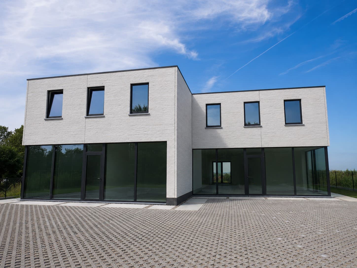 Echte Thimaco werf met geplaatste zwarte ramen in een moderne woning