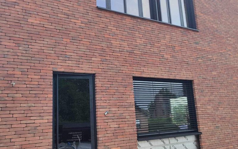 Aluminium en buitenlamellen als één architecturaal geheel - hoofdfoto